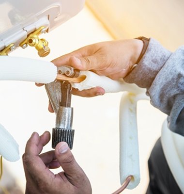 small-vecteezy_man-is-installing-wall-compressor-of-air-conditioner-during_9303036_small 1